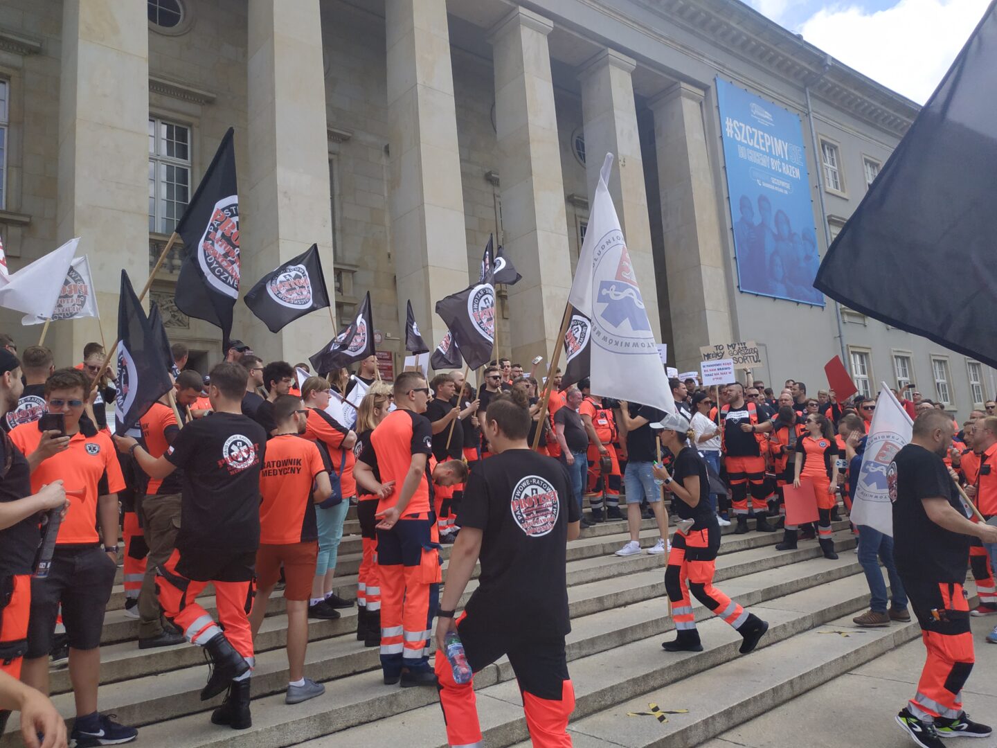 Protest ratowników medycznych. Chcą uznania zawodu i wyższych stawek - Radio Rodzina